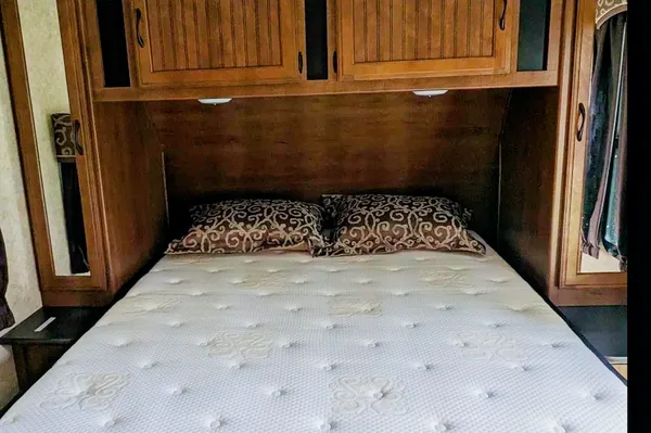 Hideaway RV rentals Fur baby friendly stylish Jayco White Hawk