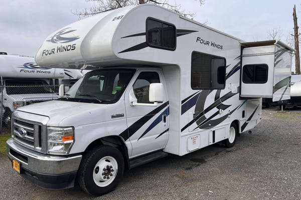 Deer Land Thor Motor Coach fourwind 22b Class C