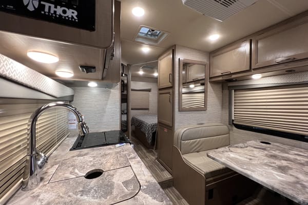 Deer Land Thor Motor Coach fourwind 22b Class C