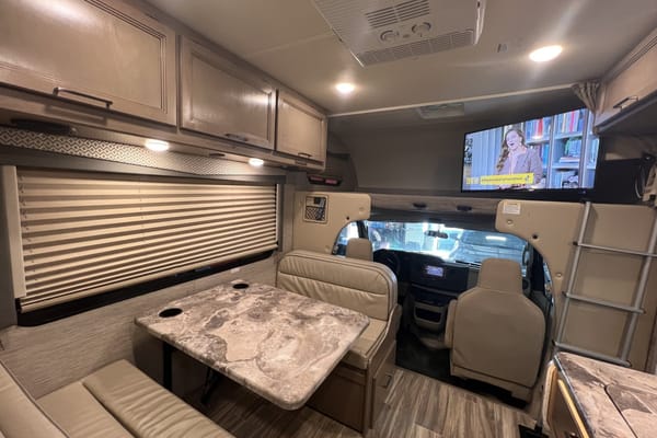 Deer Land Thor Motor Coach fourwind 22b Class C