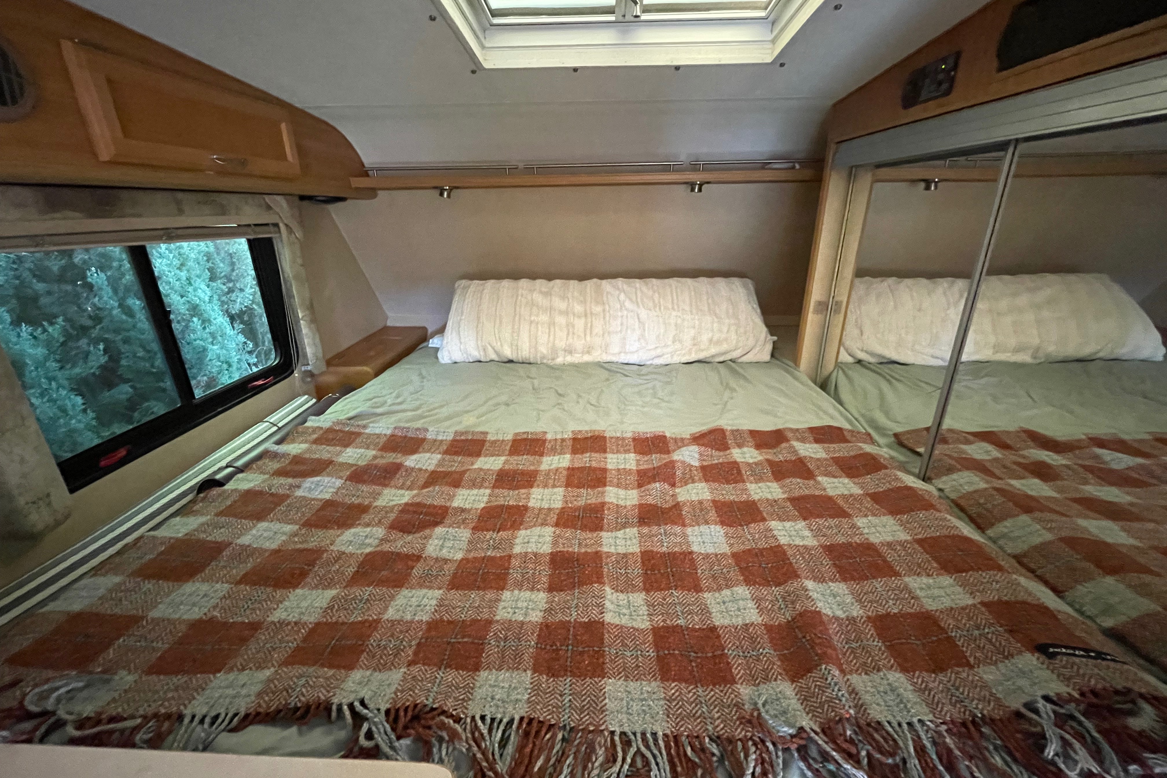Jonanie - 4x4 Dodge & Cabover Camper (Starlink)
