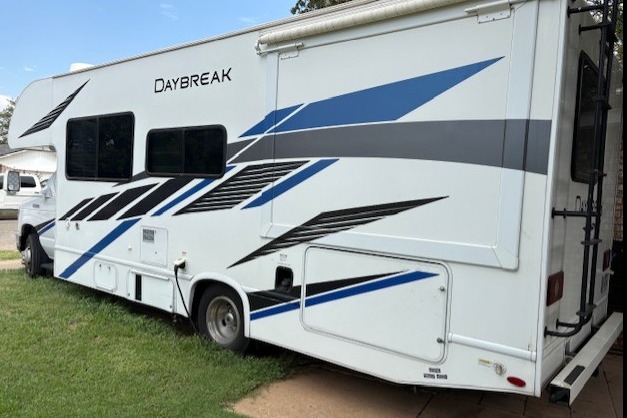 Dennis's Thor Motor Coach daybrack Class C