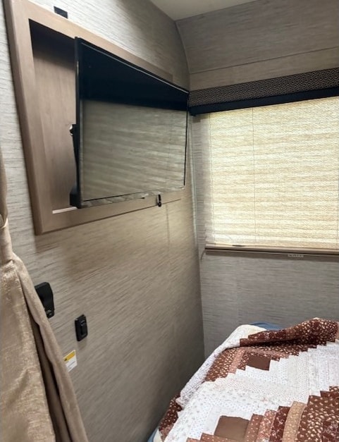 Dennis's Thor Motor Coach daybrack Class C