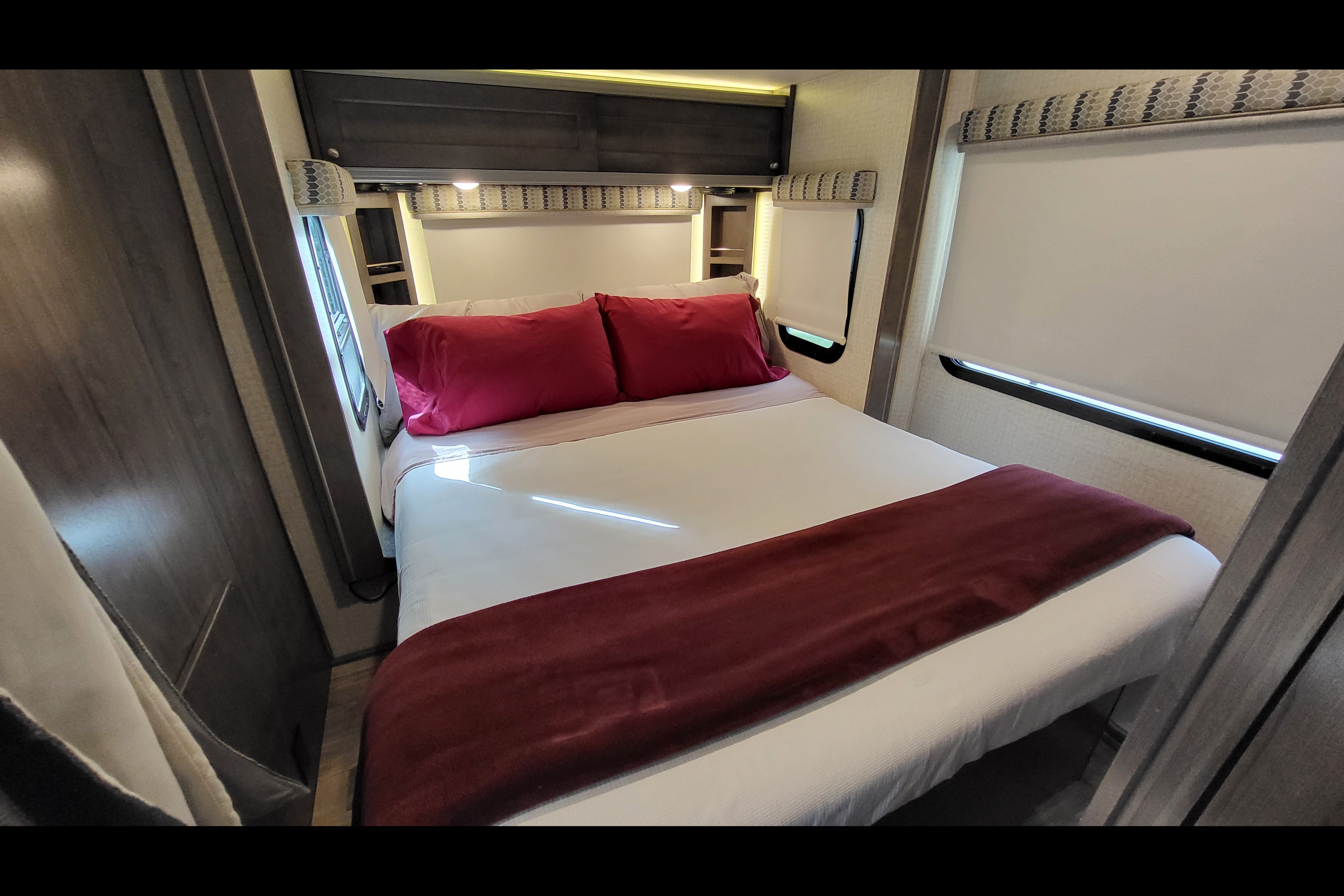 Henry & Linda's 2017 Winnebago Fuse 23T 