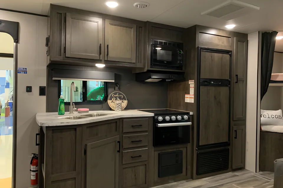 The Rolling Retreat - 2021 Starcraft 26' Bunkhouse