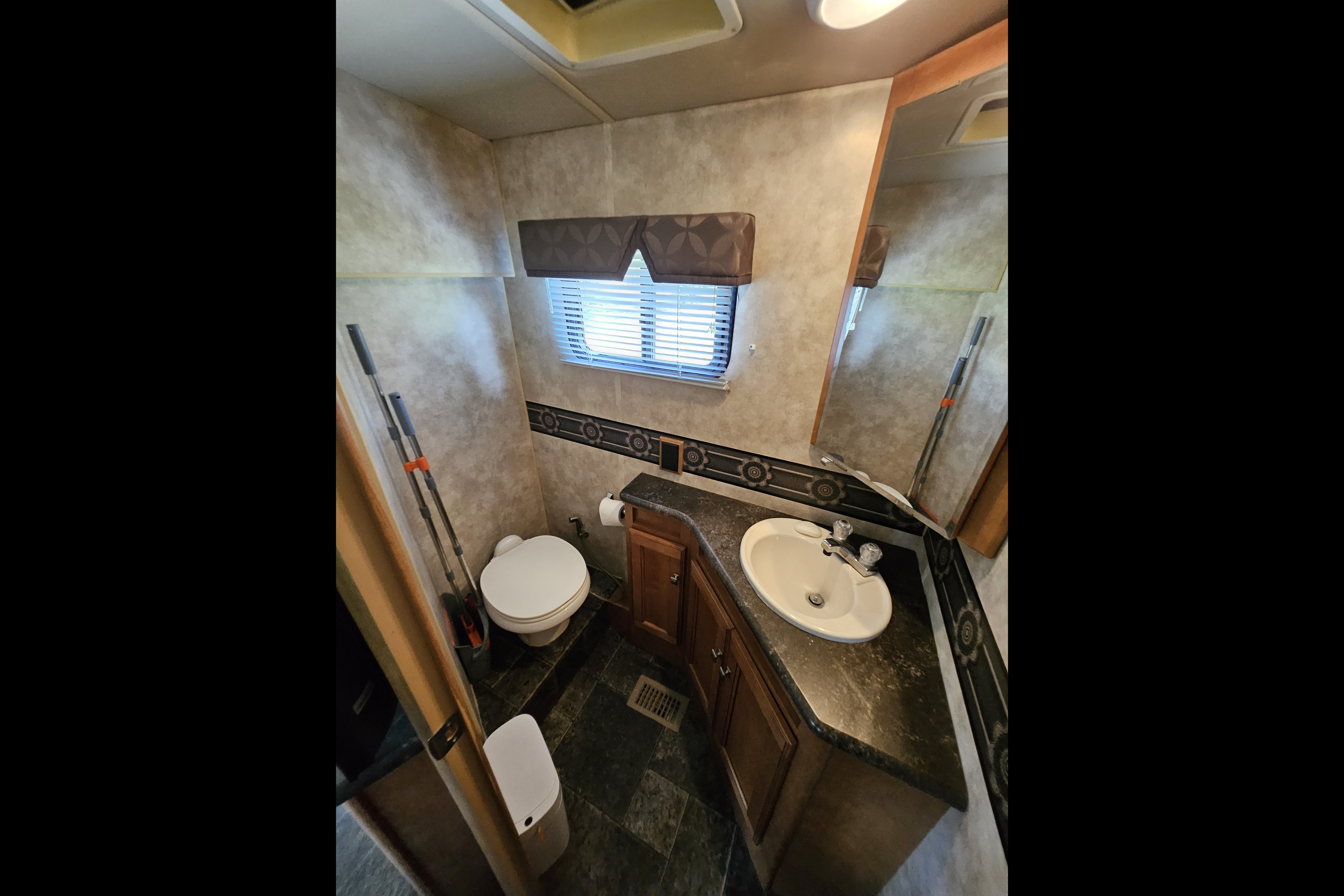 2013 Winnebago Vista 35F Class A
