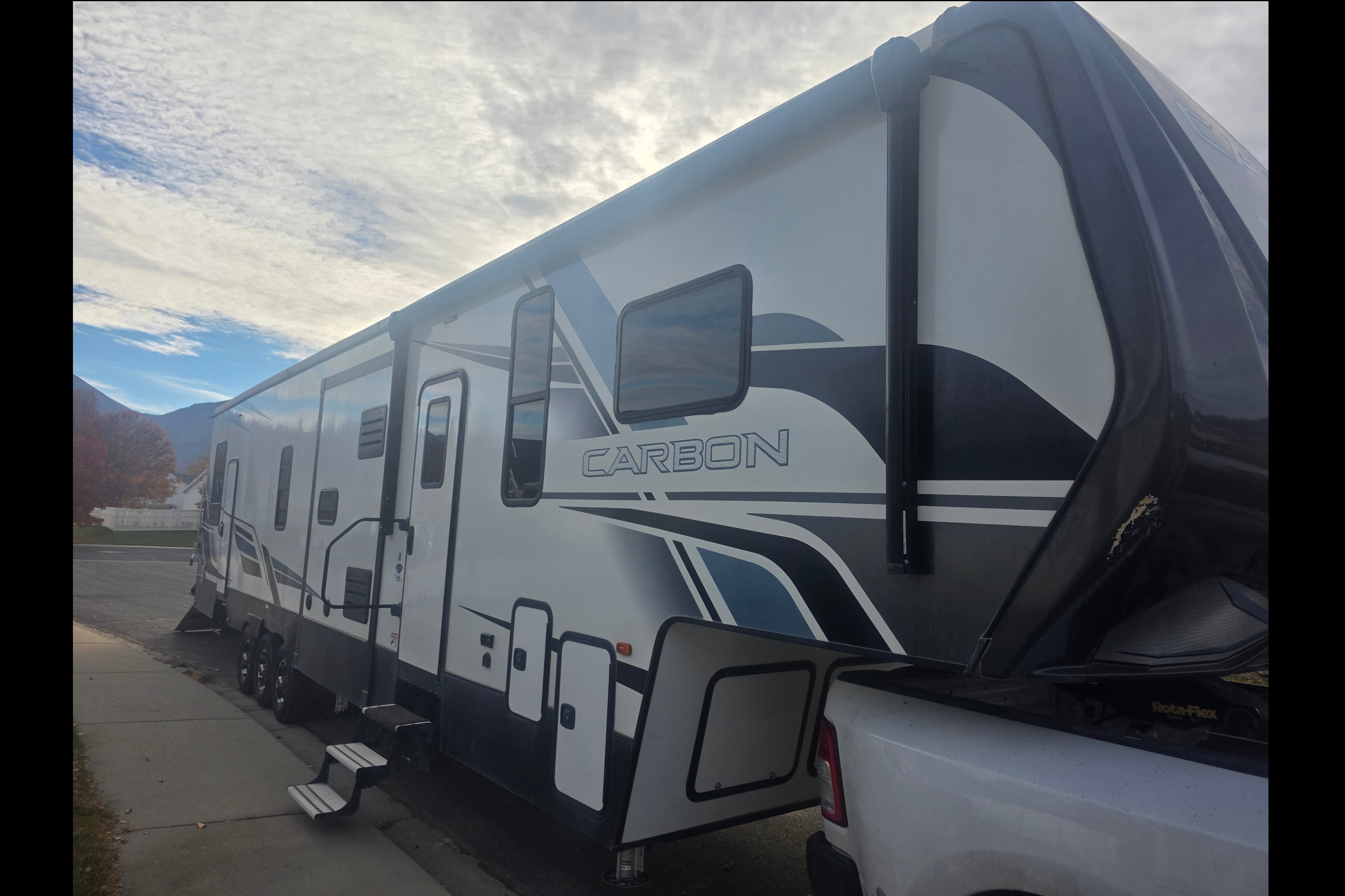 Katie's Keystone Carbon 418 Toy Hauler