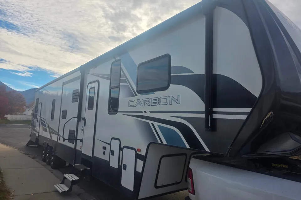 Katie's Keystone Carbon 418 Toy Hauler