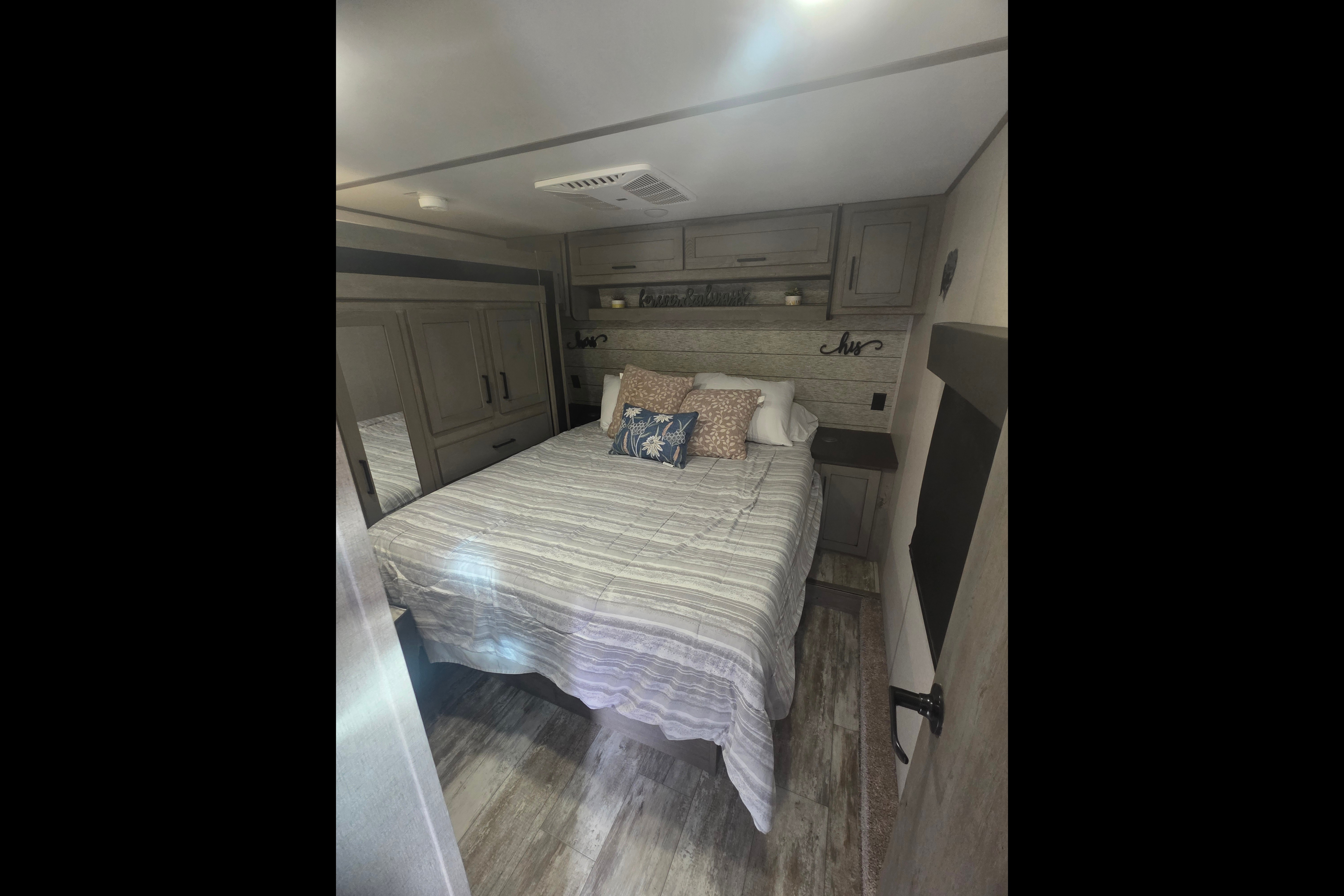 Katie's Keystone Carbon 418 Toy Hauler