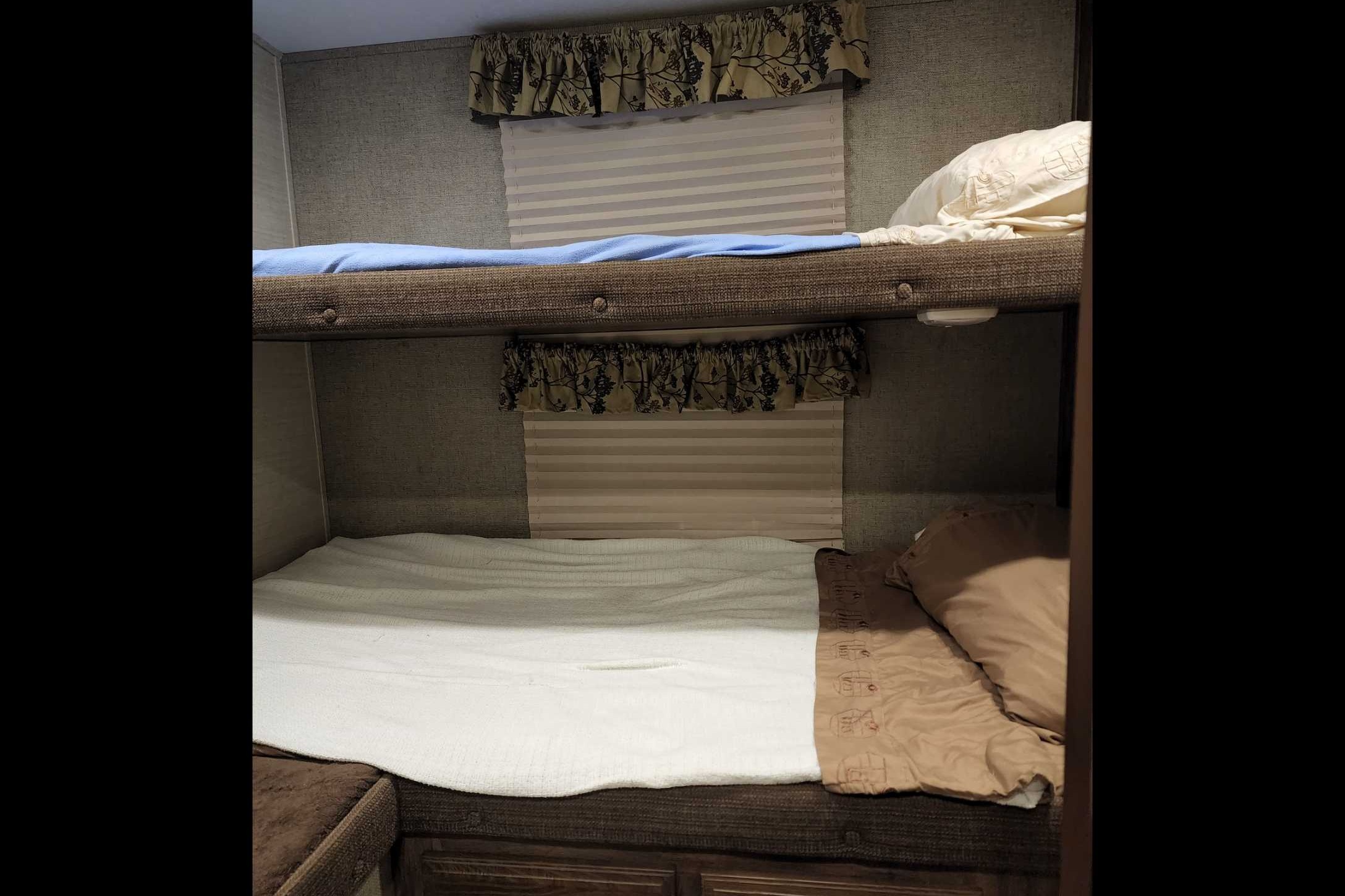 Larry's Keystone  Cougar  xlite Fifth Wheel