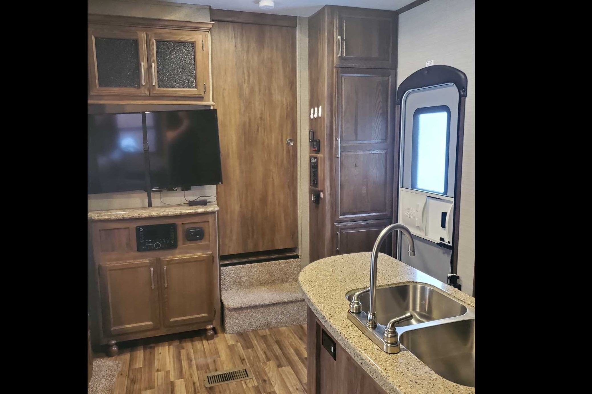 Larry's Keystone  Cougar  xlite Fifth Wheel