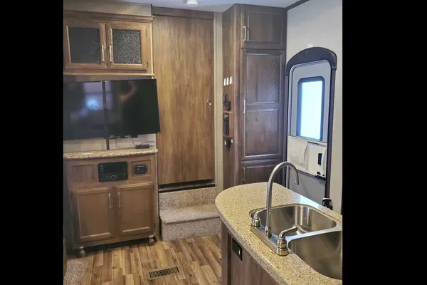 Larry's Keystone Cougar xlite Fifth Wheel