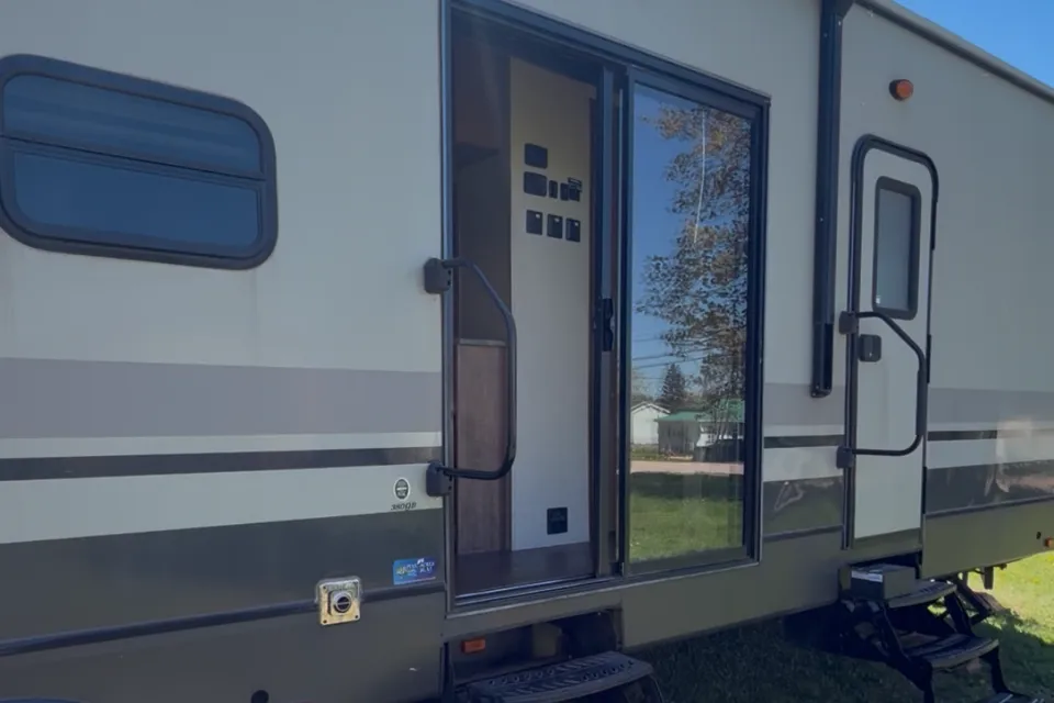Aurora's Hampton Crossroads Travel Trailer