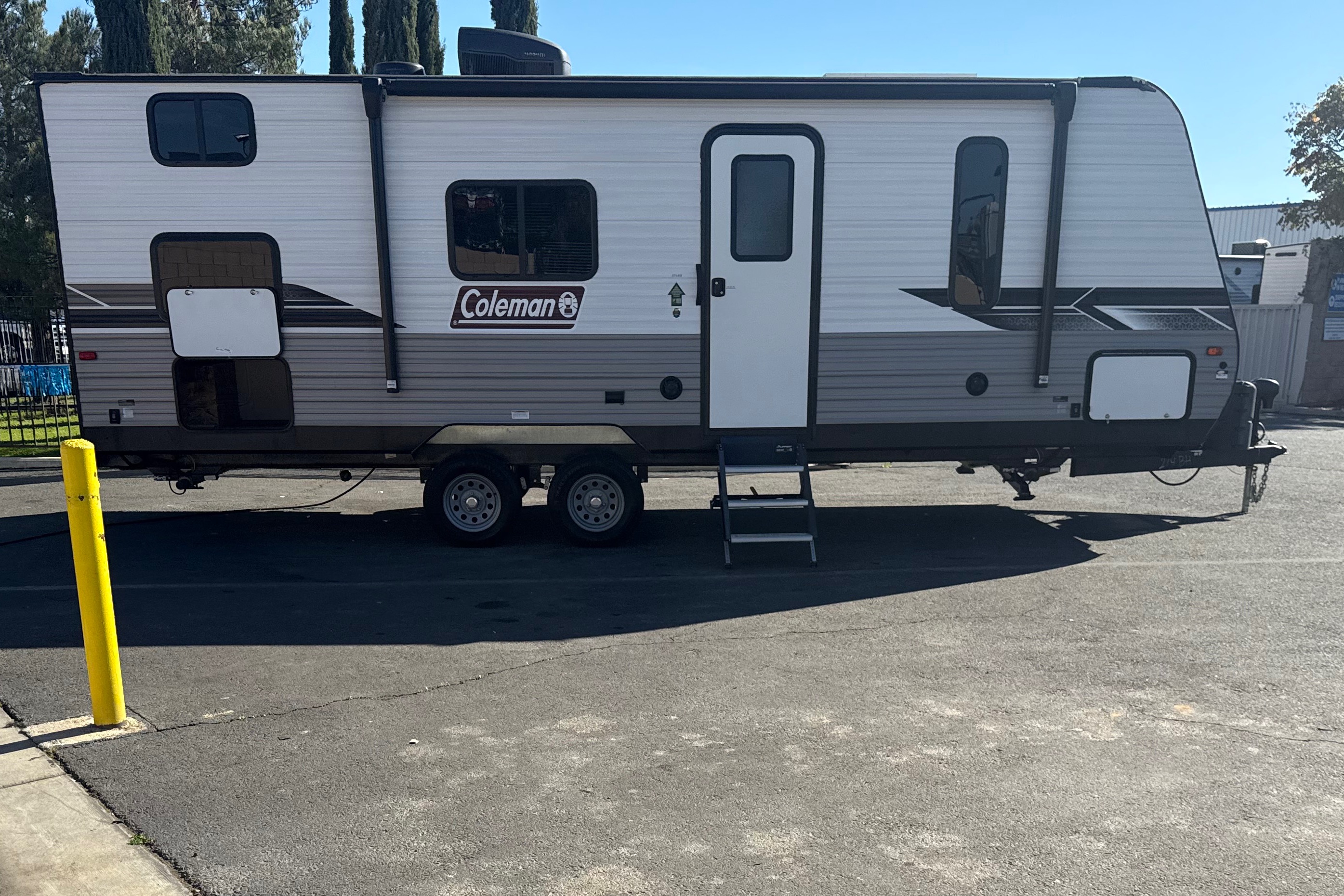 jakwan's Coleman Lantern Travel Trailer