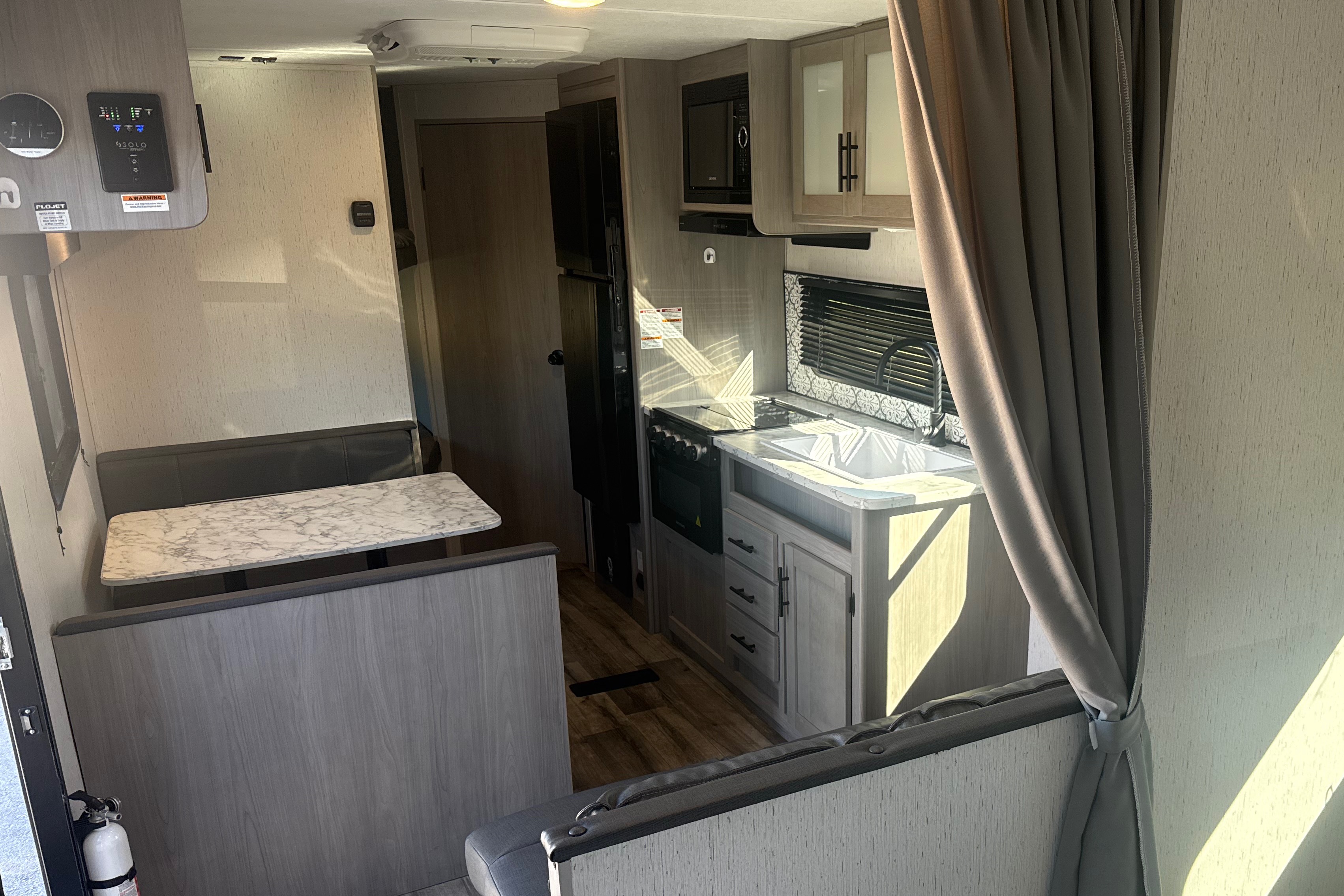 jakwan's Coleman Lantern Travel Trailer