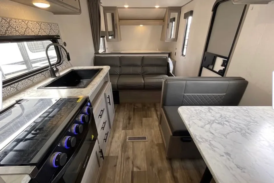 jakwan's Coleman Lantern Travel Trailer