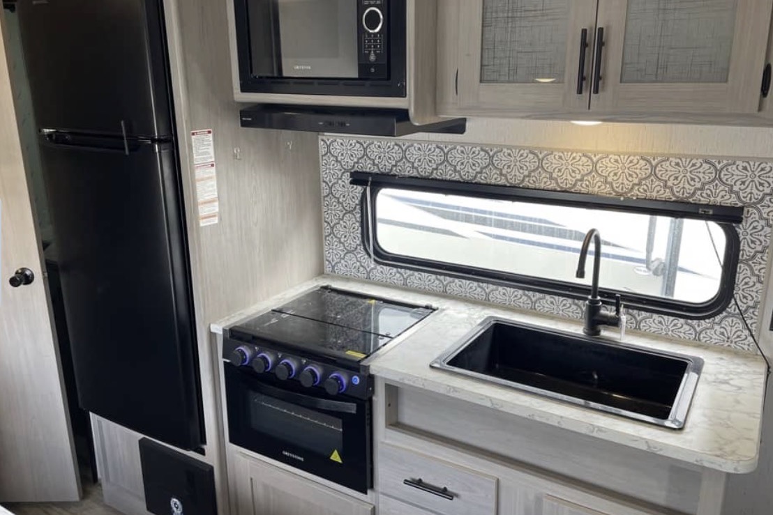 jakwan's Coleman Lantern Travel Trailer