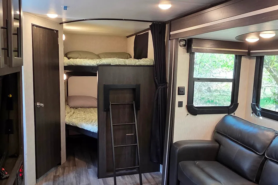 Dyllan & Emily's Crossroads Cruiser Air CR- 28BBH Travel Trailer