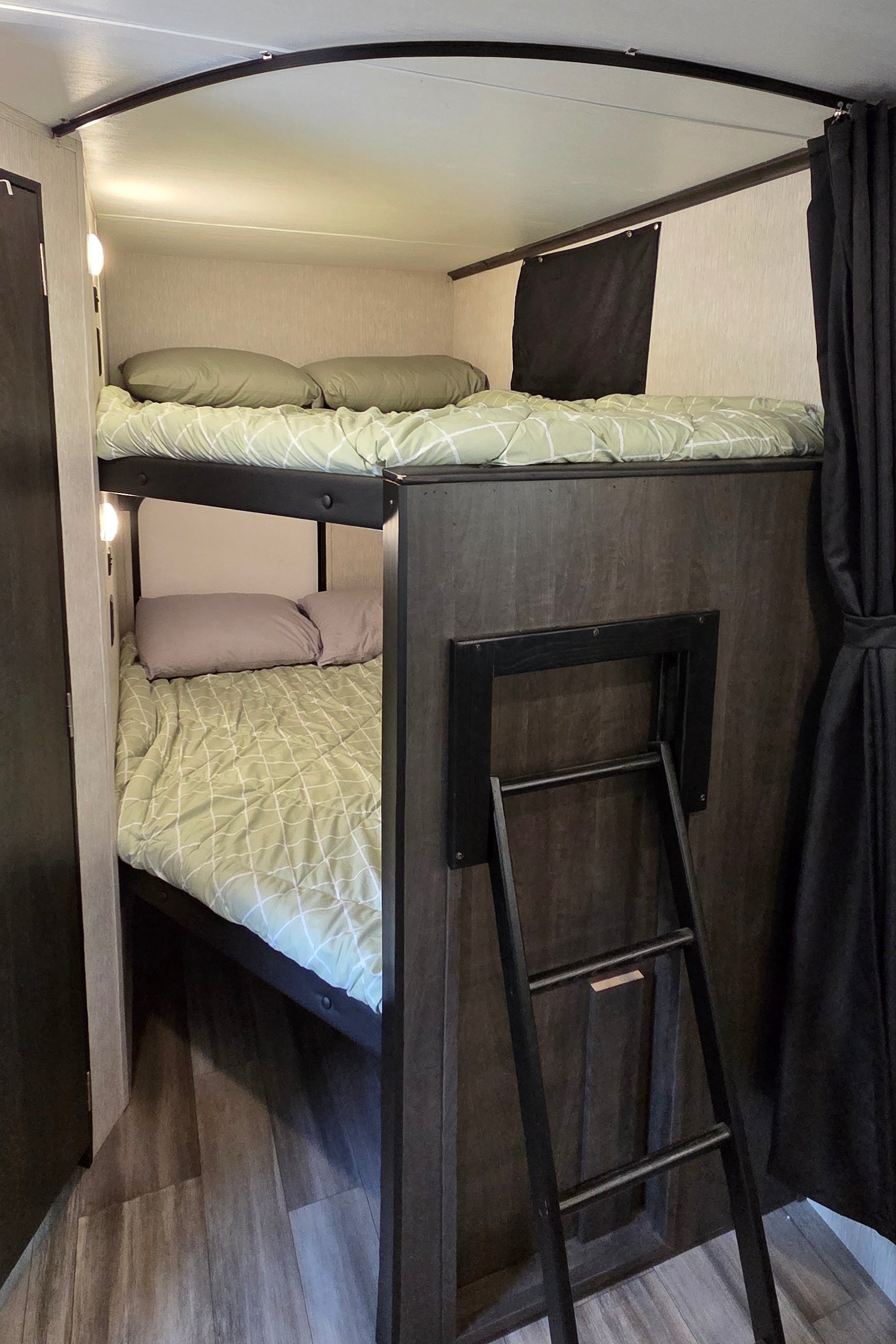 Dyllan & Emily's Crossroads Cruiser Air CR- 28BBH Travel Trailer