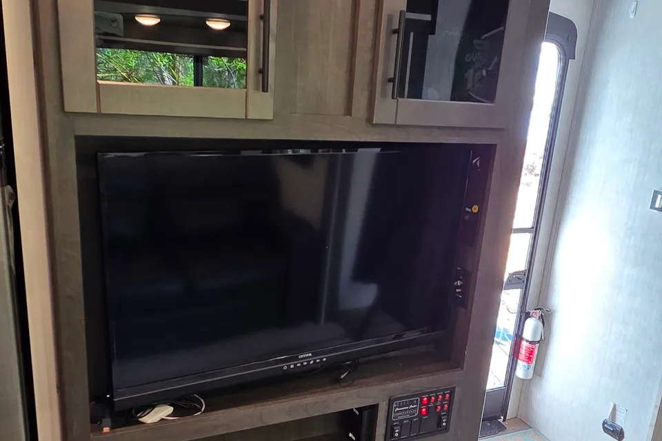 Dyllan & Emily's Crossroads Cruiser Air CR- 28BBH Travel Trailer