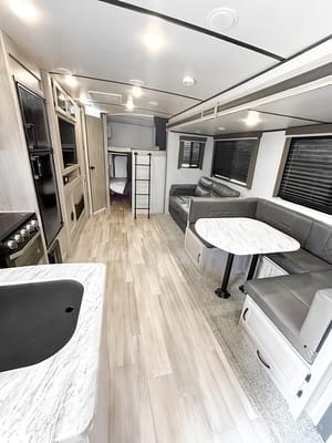 Beth 's Coachmen Northern Spirit Ultra Lite Travel Trailer