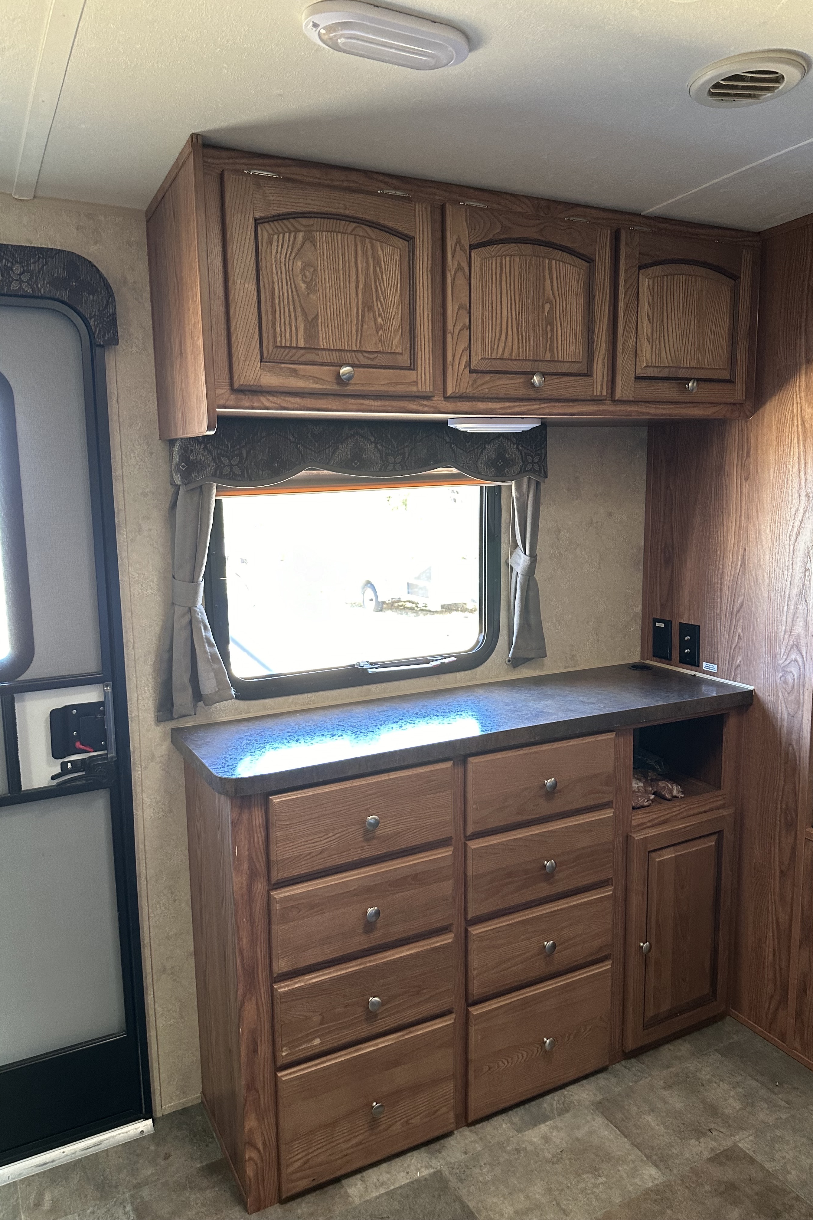 Yvan's Flagstaff Flt831fkbss Travel Trailer
