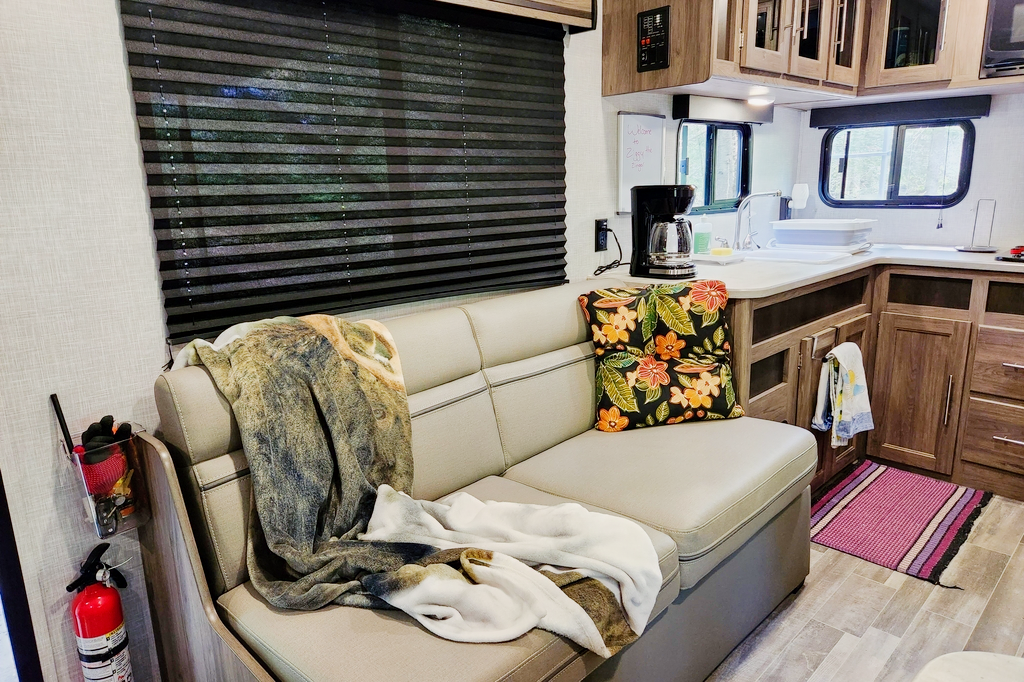 Ziggy the Zinger Lite 18RK Travel Trailer