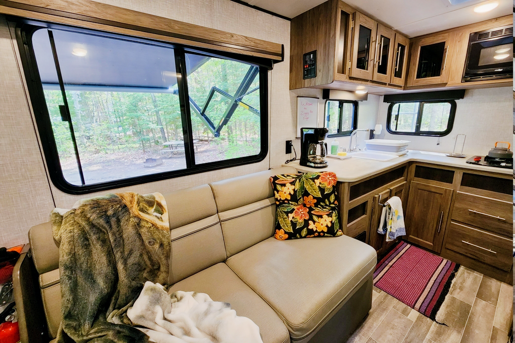 Ziggy the Zinger Lite 18RK Travel Trailer
