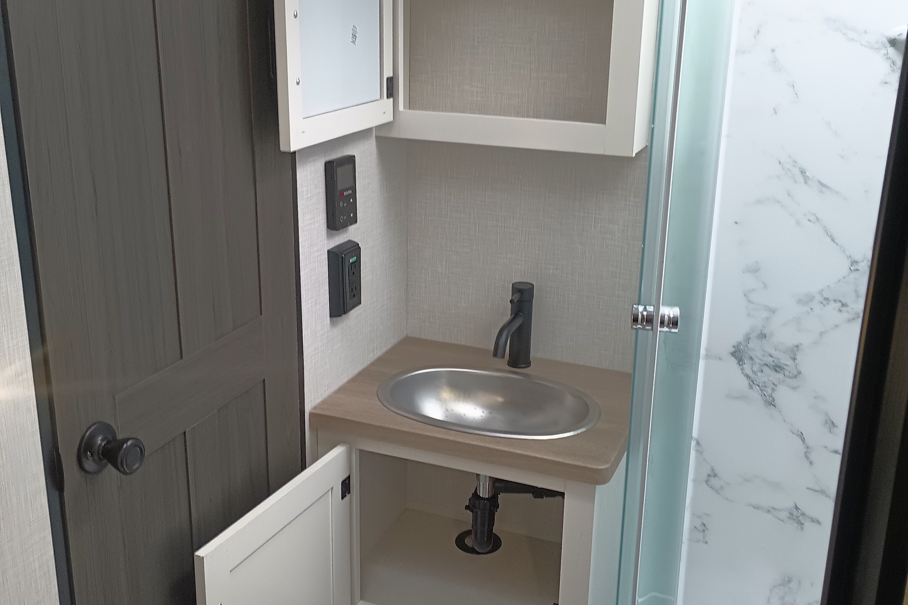 Tate and Allison's Venture SportsTrek Touring Edition Travel Trailer