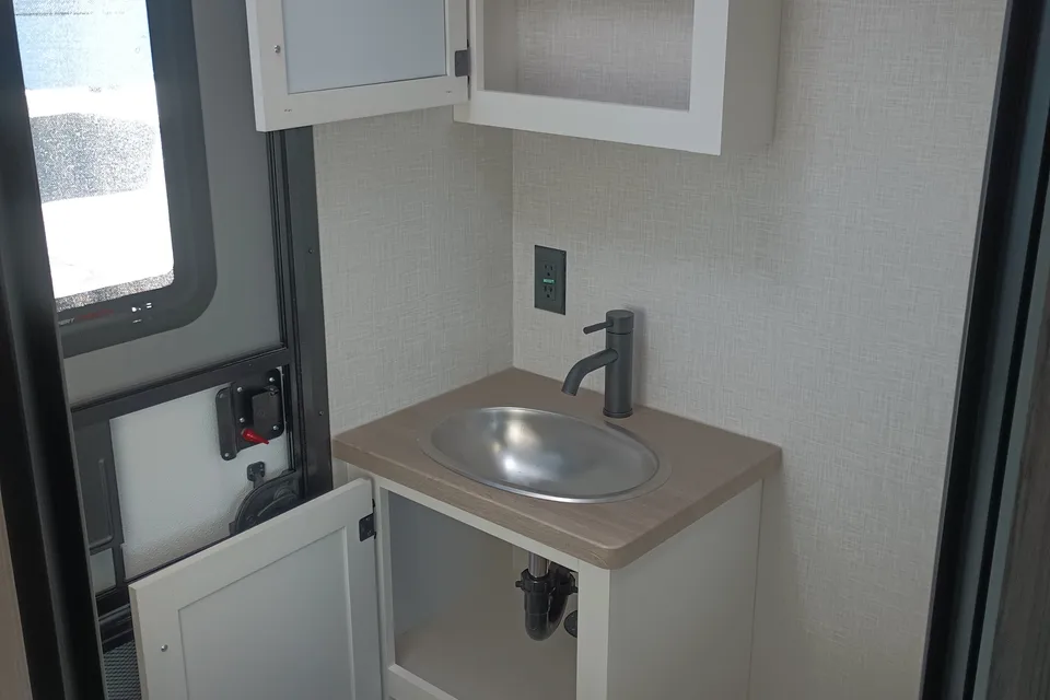 Tate and Allison's Venture SportsTrek Touring Edition Travel Trailer