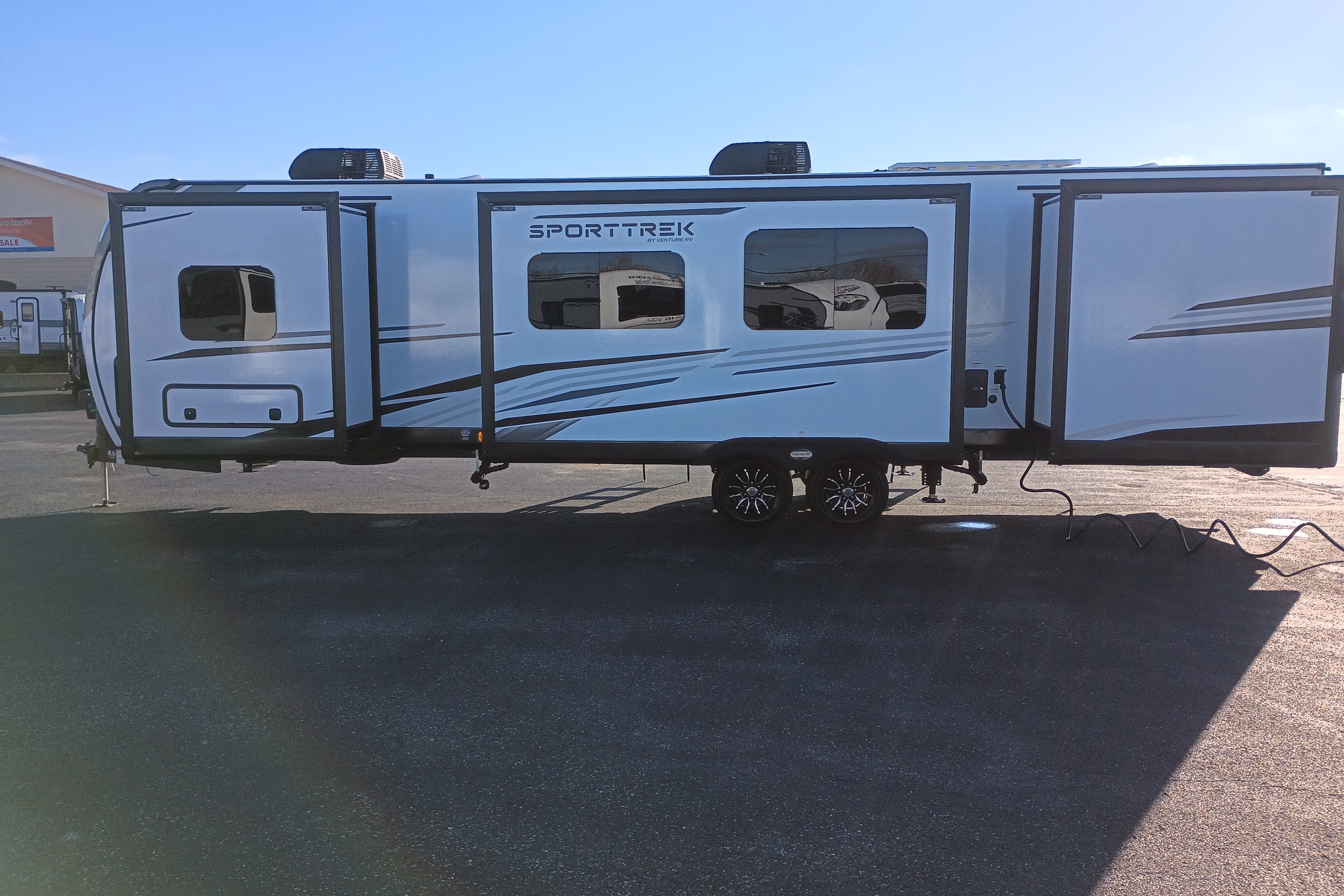 Tate and Allison's Venture SportsTrek Touring Edition Travel Trailer