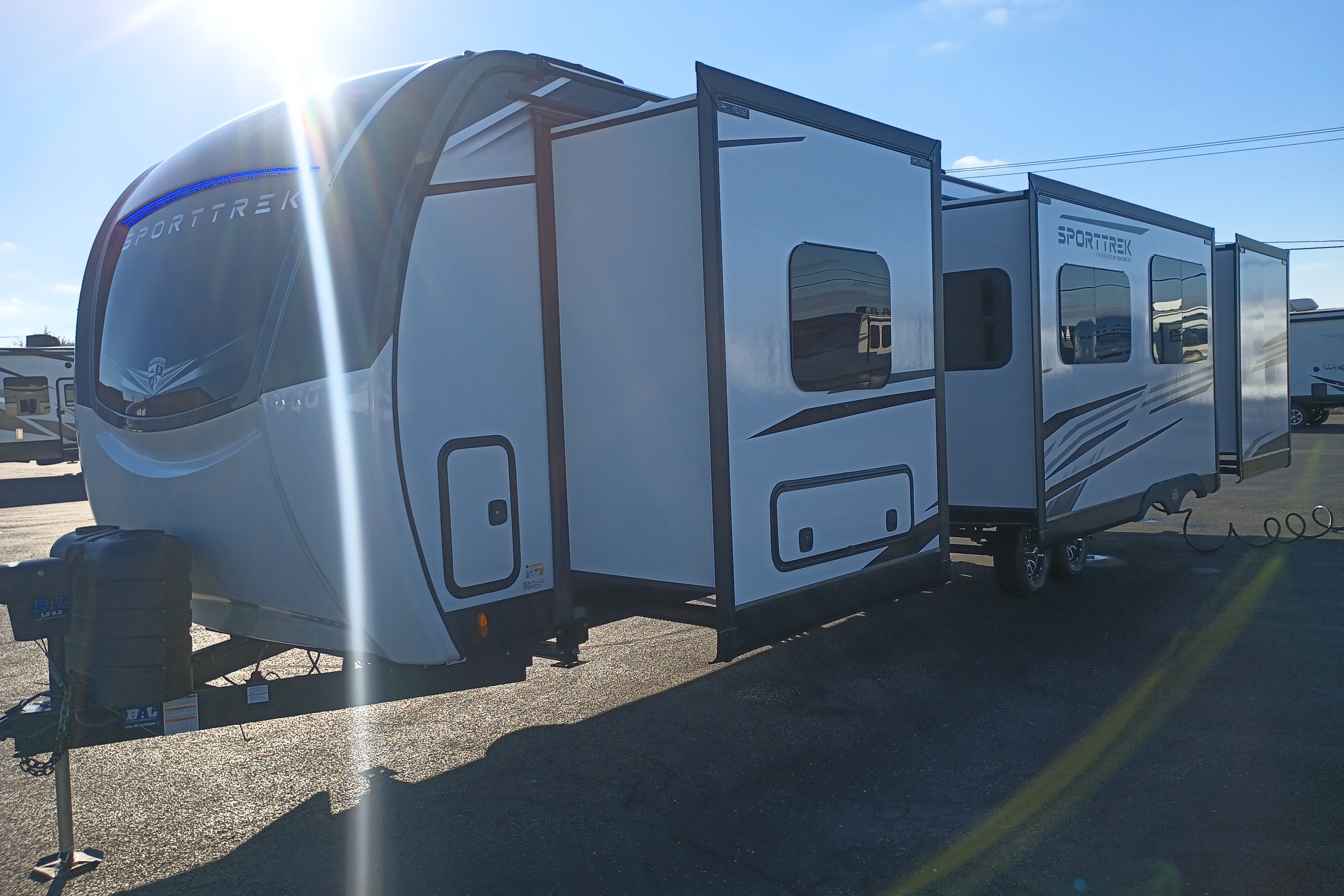 Tate and Allison's Venture SportsTrek Touring Edition Travel Trailer