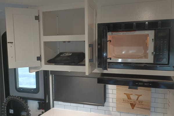 Tate and Allison's Venture SportsTrek Touring Edition Travel Trailer