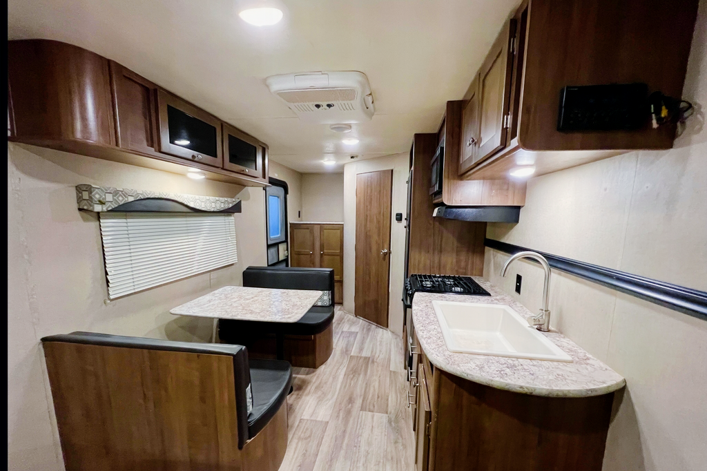 05 - 2019 - ASPEN TRAIL - 4100lbs - SLEEPS 4