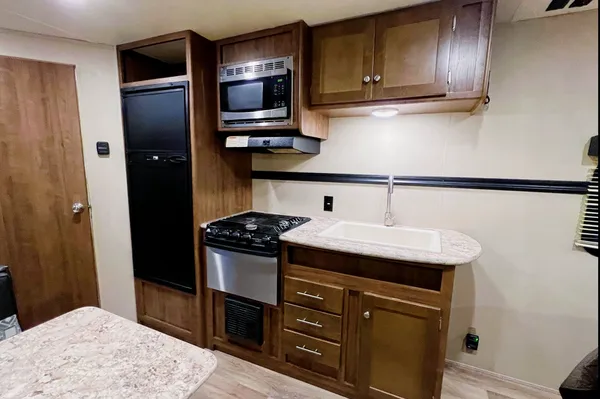 05 - 2019 - ASPEN TRAIL - 4100lbs - SLEEPS 4