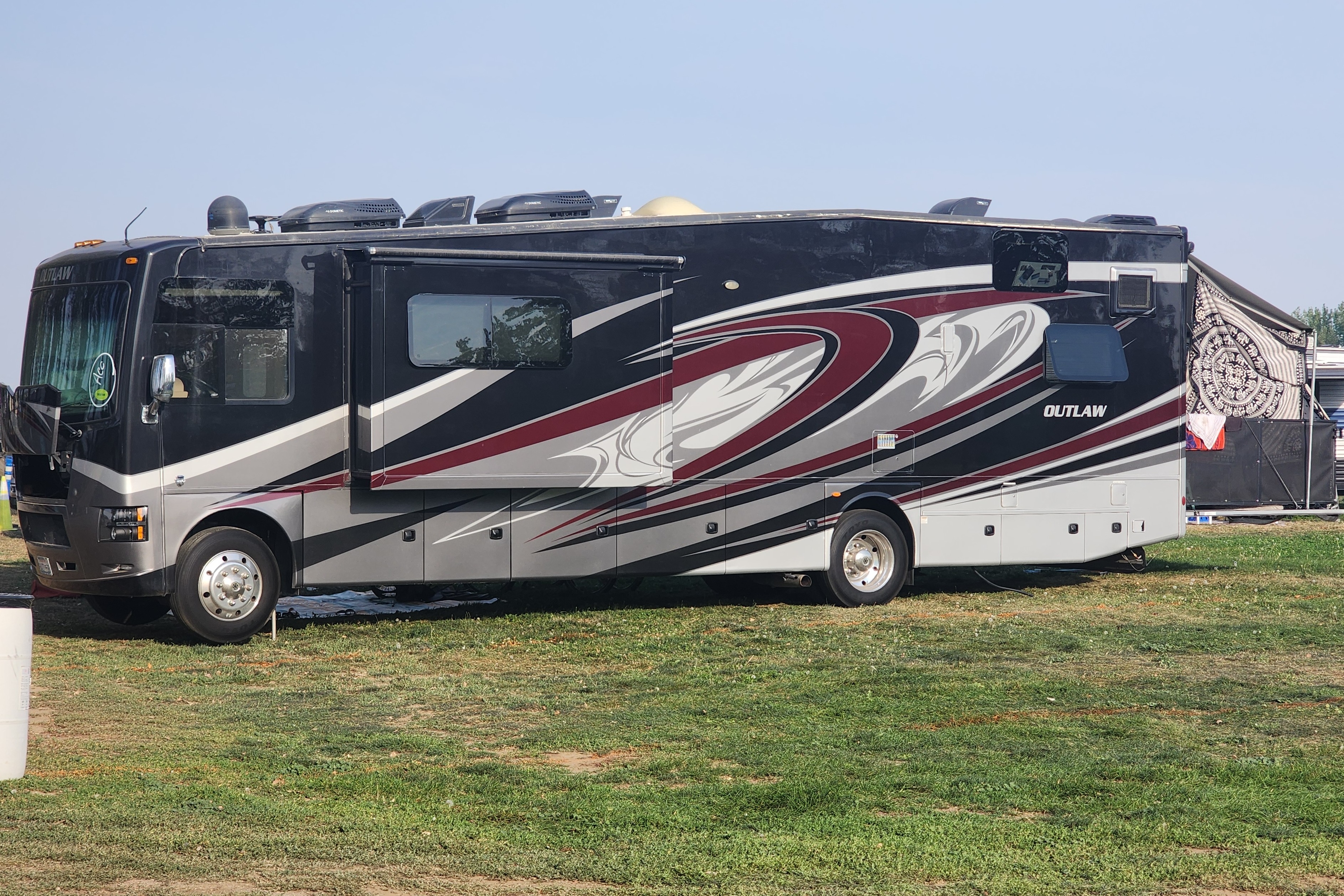 “The Outlaw Express” – Simple and Bold