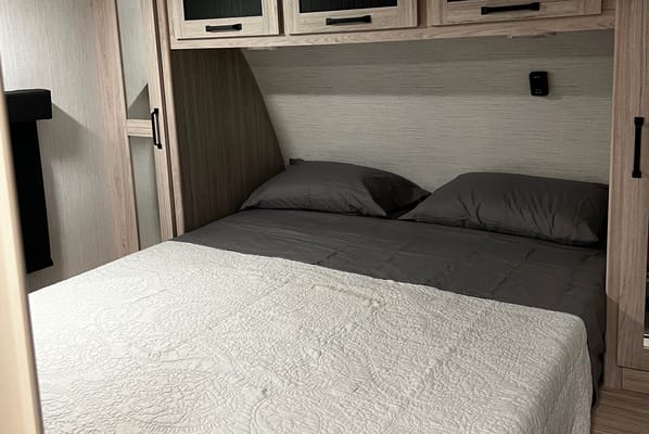 2022 Sundance 324BH: Family Luxury