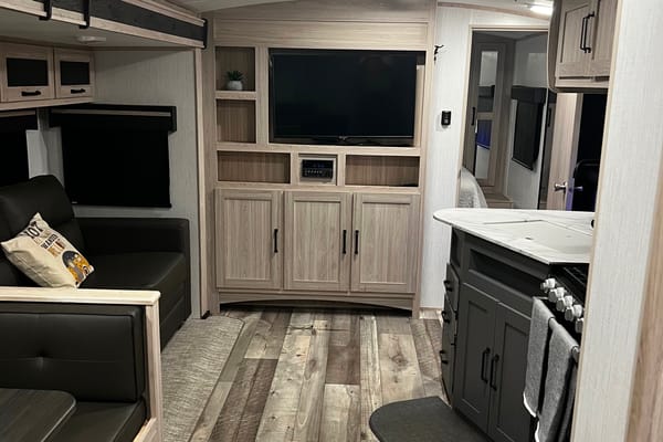 2022 Sundance 324BH: Family Luxury