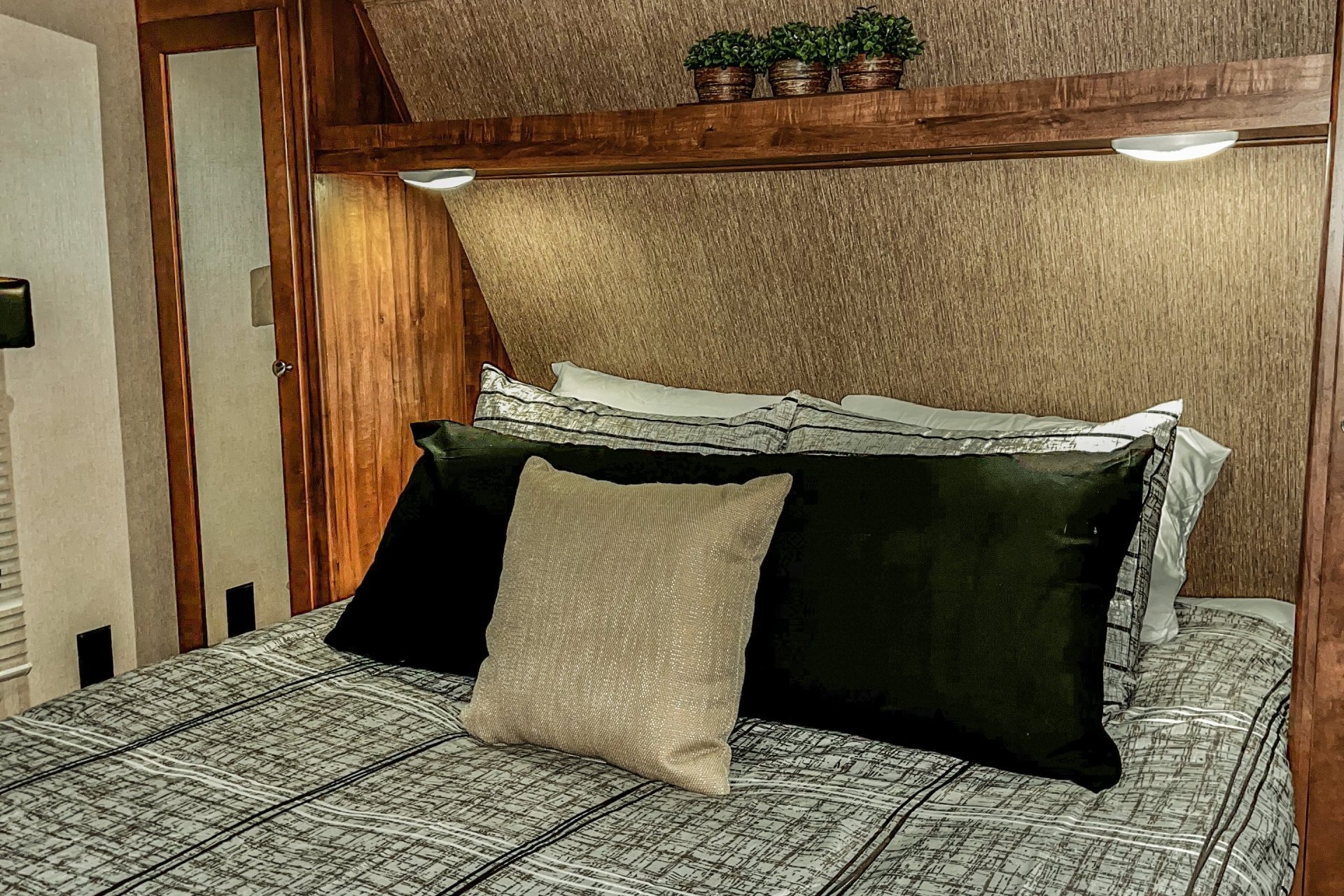 Luxury Aspen Trail 2980BHS Travel Trailer