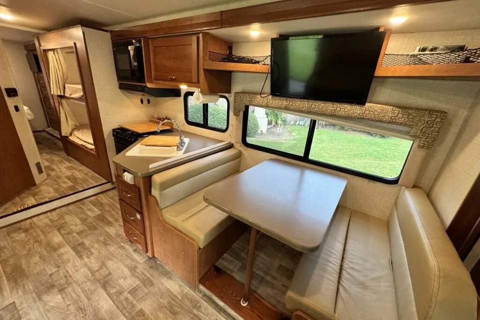 Family Road Trip RV | Sleeps 10 & Pet Friendly