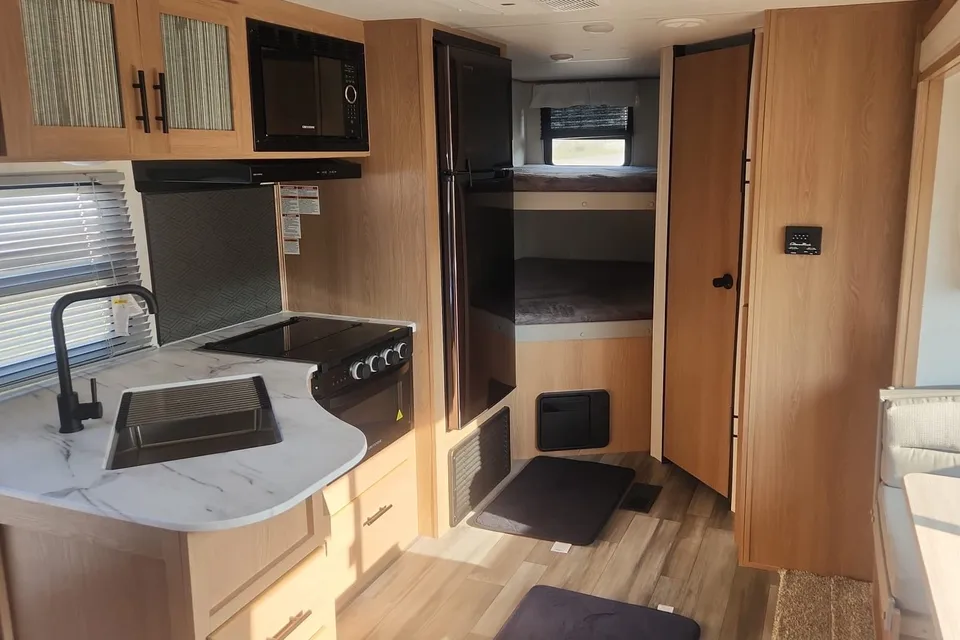 FAZ Forest River Avenger 24 BHS 29 Travel Trailer