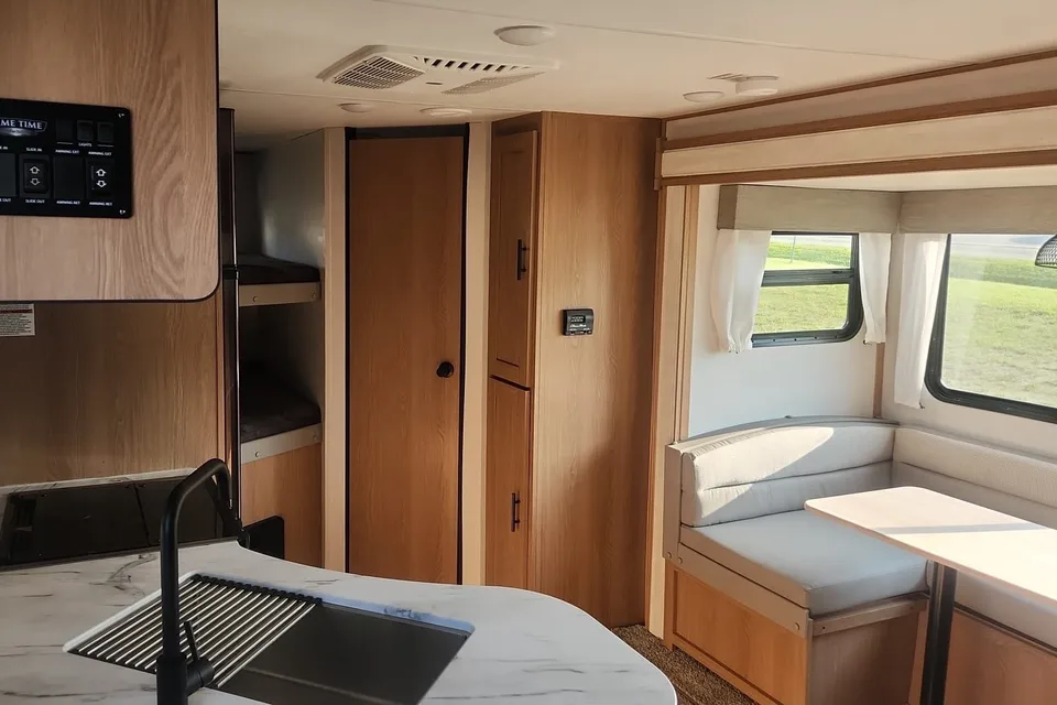 FAZ Forest River Avenger 24 BHS 29 Travel Trailer