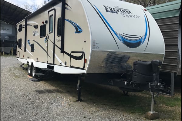 Dallas's Coachmen Freedom Express Select 29se Travel Trailer Wind Creek, Talladega, Auburn, Cheaha