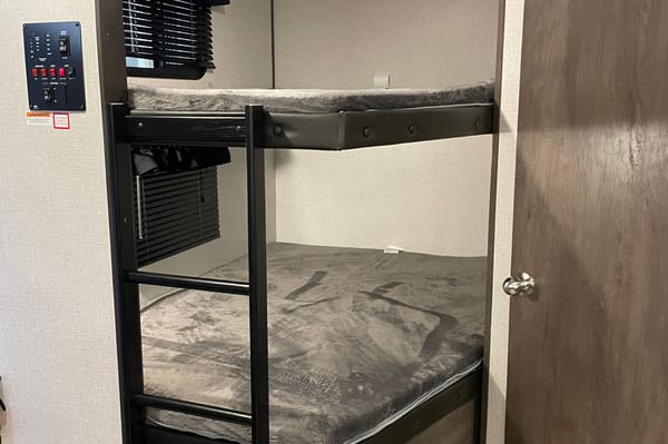 2022 Coleman 25Bhs Travel Trailer