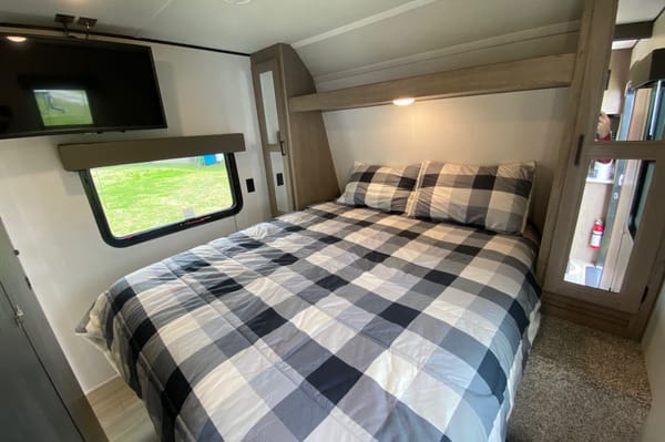 “Hideout” Keystone 318BR Bunk House (BRAND NEW)