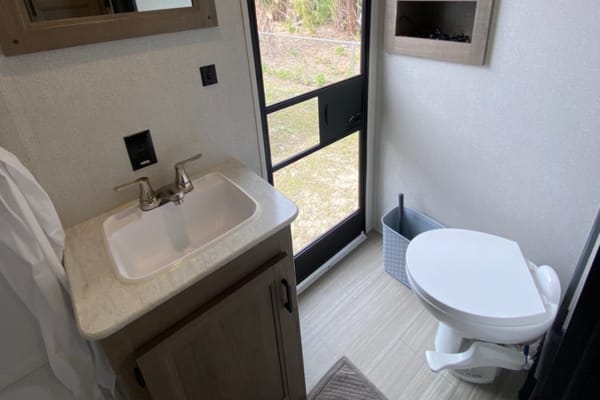 “Hideout” Keystone 318BR Bunk House (BRAND NEW)