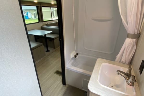 “Hideout” Keystone 318BR Bunk House (BRAND NEW)