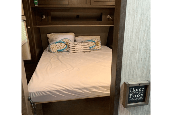 2019 HEARTLAND SUNDANCE XLT WITH TWO SEPARATE BEDROOMS!!