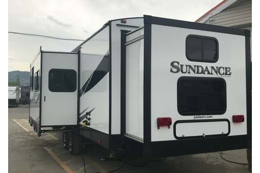 2019 HEARTLAND SUNDANCE XLT WITH TWO SEPARATE BEDROOMS!!