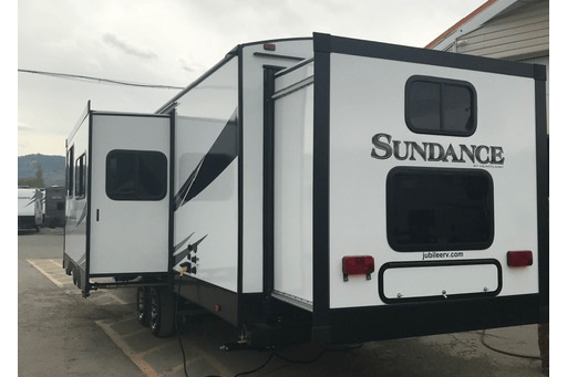 2019 HEARTLAND SUNDANCE XLT WITH TWO SEPARATE BEDROOMS!!